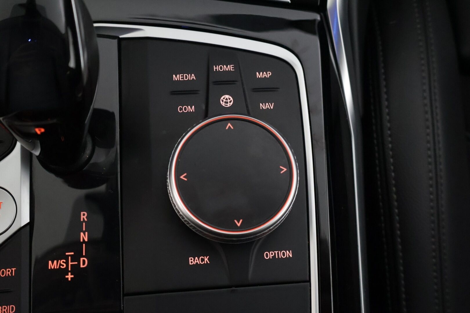 BMW 330 2021 G21 Touring 330e xDrive A Charged Edition * Sporttipenkit / Vakkari / P. Tutkat / Sähkökontti / AppleCarPlay * - Vetokoukku / Kahdet renkaat BMW alumiinivanteilla!