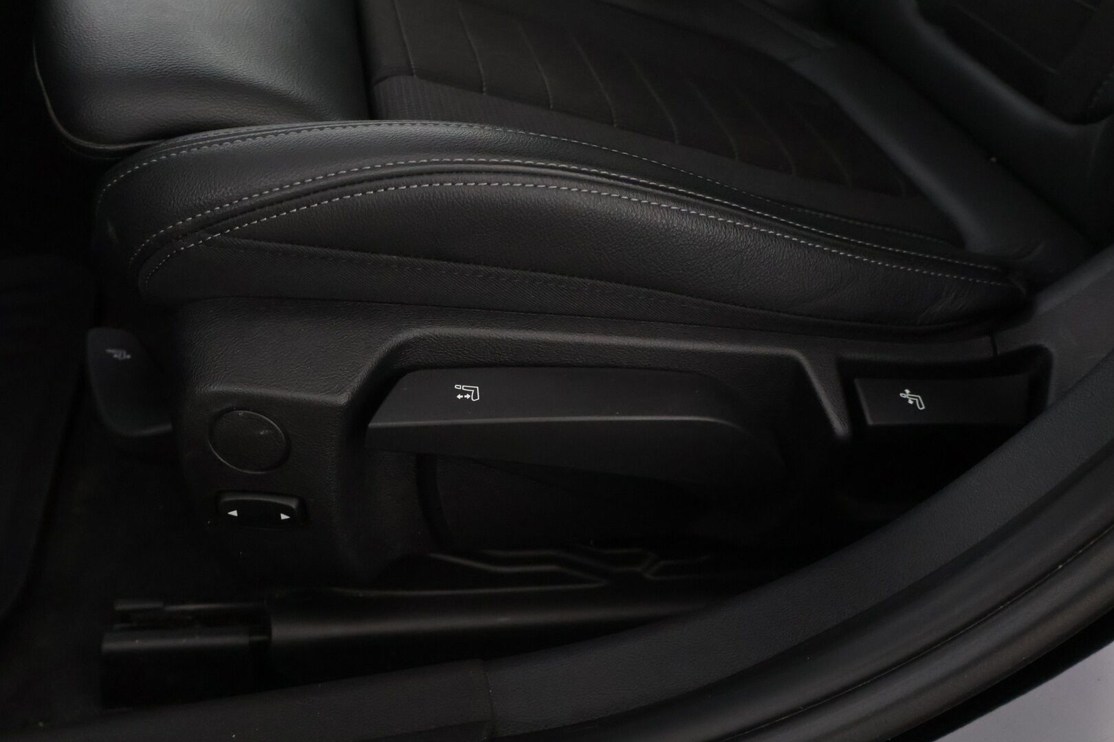 BMW 330 2021 G21 Touring 330e xDrive A Charged Edition * Sporttipenkit / Vakionopeudensäädin / P. Tutkat / Sähkökontti / AppleCarPlay / LED * - Juuri katsastettu! / Vetokoukku / Kahdet renkaat BMW alumiinivanteilla! - HULLUT AVAJAISHULINAT KORKOTARJOUS 3,29 %