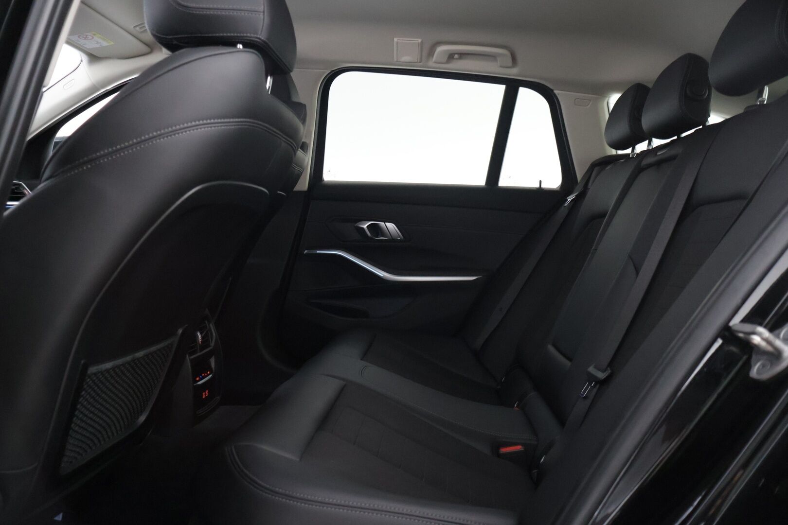 BMW 330 2021 G21 Touring 330e xDrive A Charged Edition * Sporttipenkit / Vakkari / P. Tutkat / Sähkökontti / AppleCarPlay * - Vetokoukku / Kahdet renkaat BMW alumiinivanteilla!