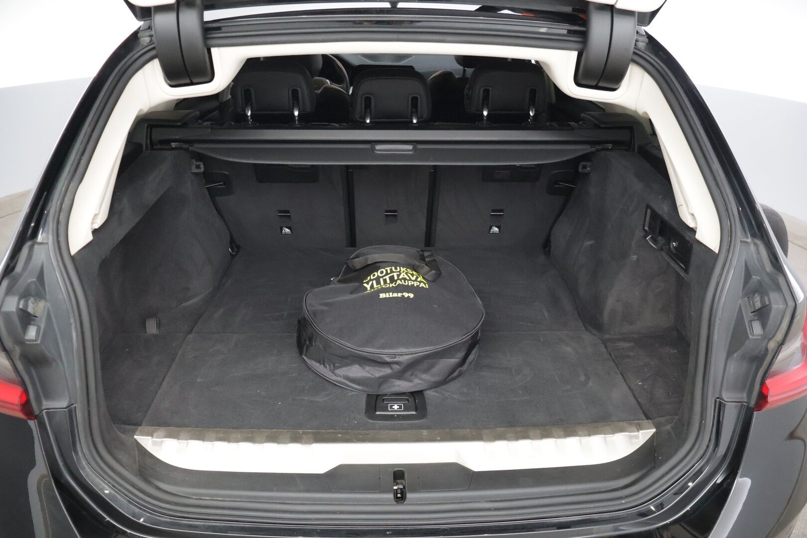 BMW 330 2021 G21 Touring 330e xDrive A Charged Edition * Sporttipenkit / Vakionopeudensäädin / P. Tutkat / Sähkökontti / AppleCarPlay / LED * - Juuri katsastettu! / Vetokoukku / Kahdet renkaat BMW alumiinivanteilla! - HULLUT AVAJAISHULINAT KORKOTARJOUS 3,29 %