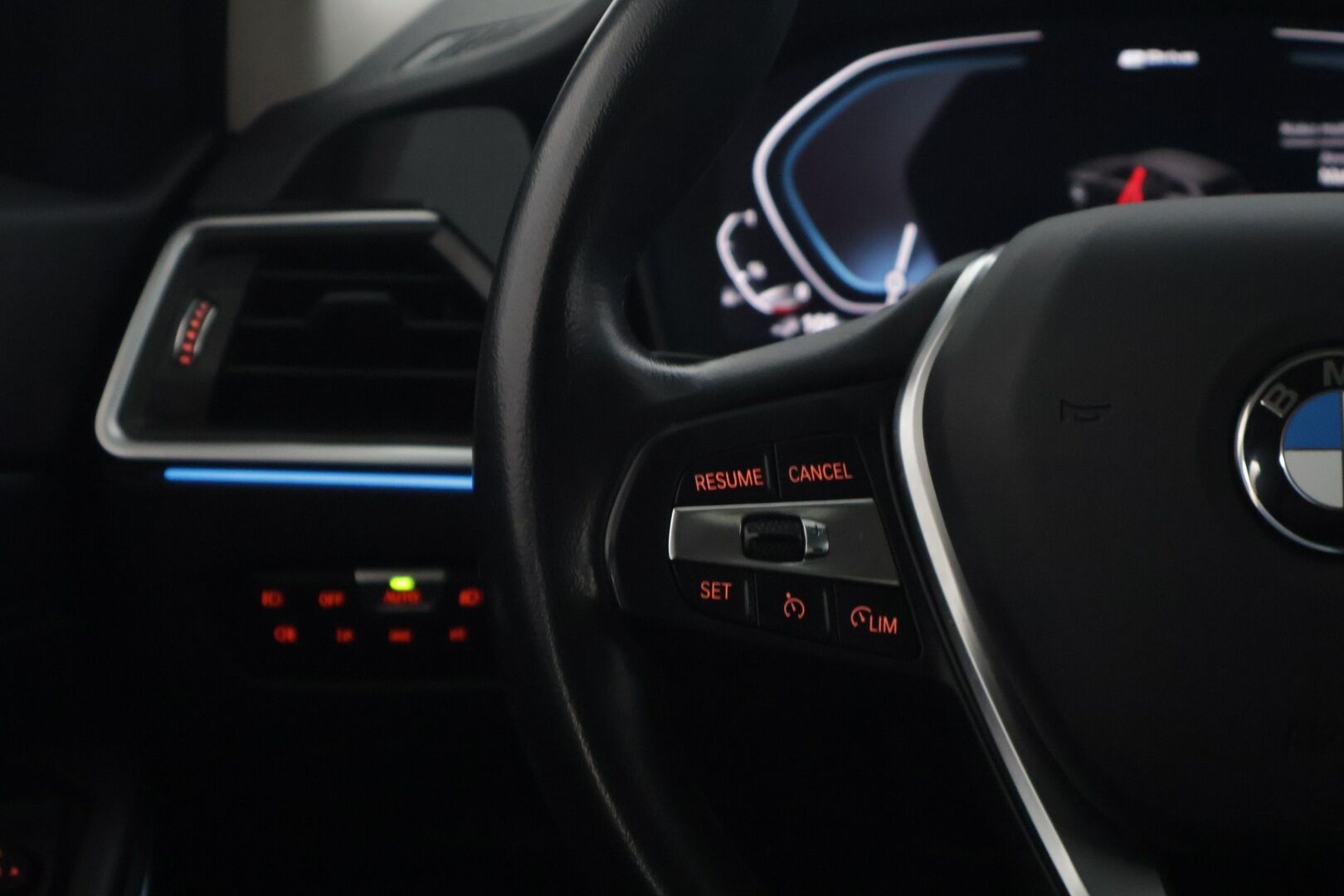 BMW 330 2021 G21 Touring 330e xDrive A Charged Edition * Sporttipenkit / Vakkari / P. Tutkat / Sähkökontti / AppleCarPlay * - Vetokoukku / Kahdet renkaat BMW alumiinivanteilla!