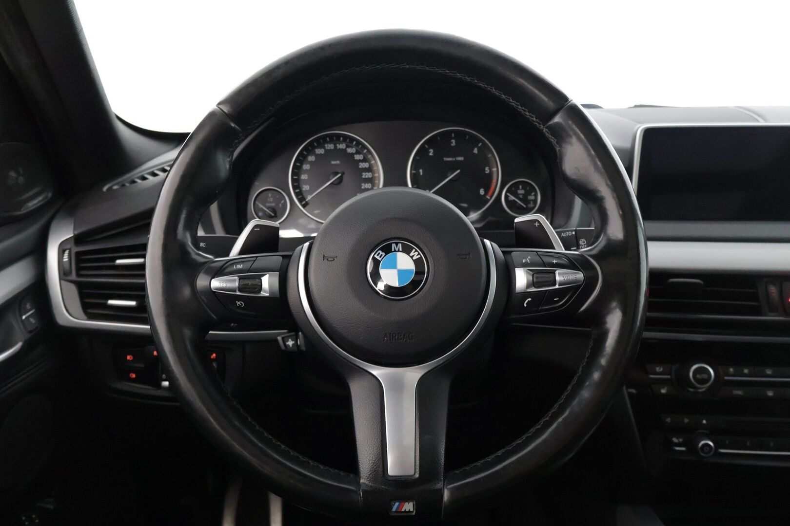 BMW X5 2014 M50d Farmari (AC) 4ov 2993cm3 A* Harman/kardon / Comfort access / Comfortnahat / Panorama / Vetokoukku * - 3,99 % KORKOTARJOUS TÄHÄN AUTOON - 31.5. ASTI! - * Kovilla varusteilla / Tilava / Isosti huollettu / MYYDÄÄN HUUTOKAUPAT.COMISSA*