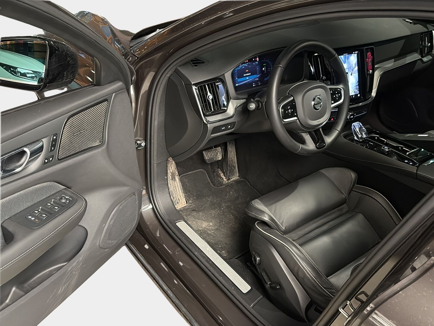 Volvo V60 2025 T6 AWD Long Range Limited Edition Dark aut * Lisälämmitin / ACC / Harman&Kardon / 360° / Muistipenkit / Full-LED * - Platinum Grey / Vaihtoehto uudelle / Juuri saapunut Tampereelle!