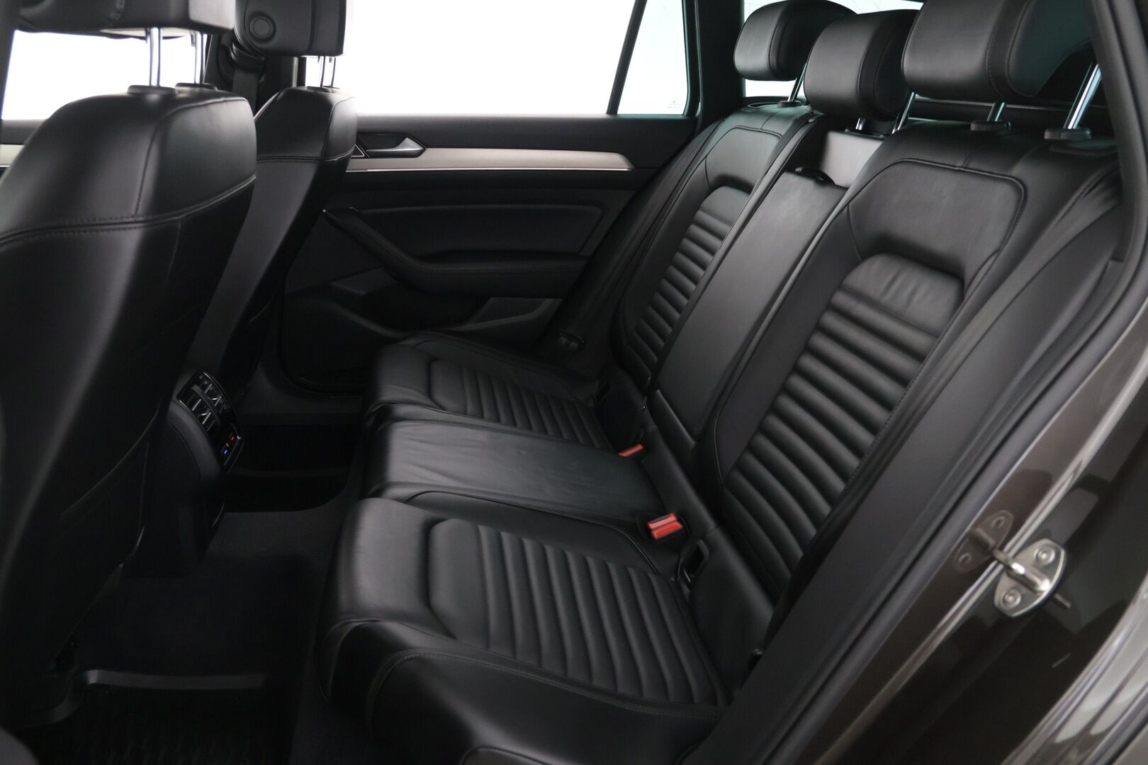 Volkswagen Passat 2018 Variant Alltrack 2,0 TSI 162 kW 4MOTION DSG Winter Edition - ACC | Webasto | Matrix-Ledit | Digimittaristo | Kattoluukku | Nahkapenkit | 3-alue ilmastointi | Vetokoukku | Sähkökontti |