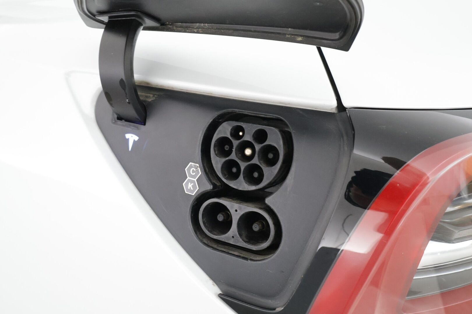 Tesla Model 3 2022 Long Range * Koukku / ILP / ACC / Matrix-LED / P.kamera / Muistipenkki / Premium Audio / Navi / Kaistavahti / Keyless * - Akku kuntotarkastettu / 2x Latauskaapelit / Kahdet renkaat