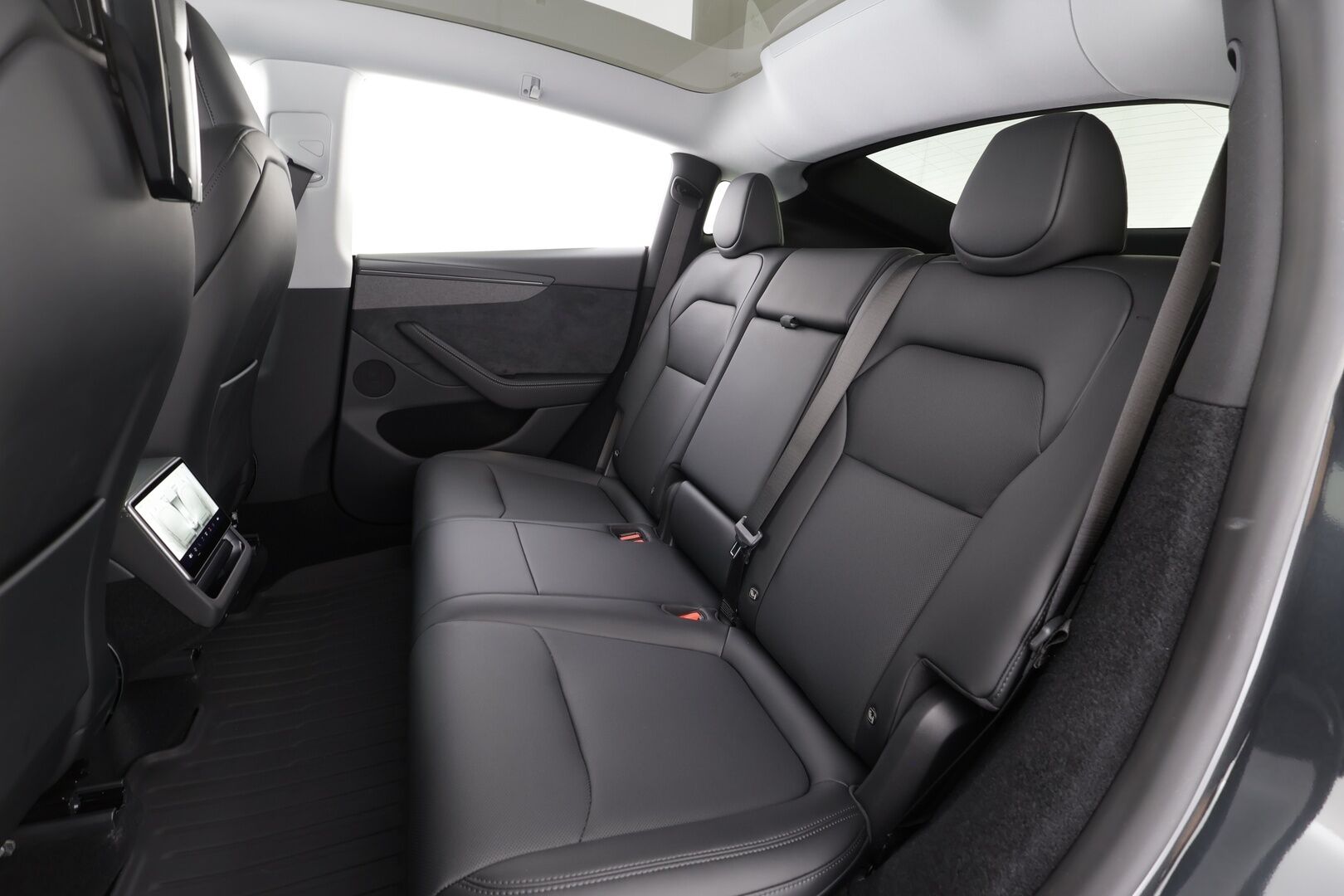 Tesla Model Y 2025 Long Range - | Juniper | Koukku | ACC | ILP | Matrix | Ilm. sähkönahat | Muistipenkki | Takanäyttö | Lasikatto | Ambient light | 1-om suomiauto | 2x renkaat aluin |