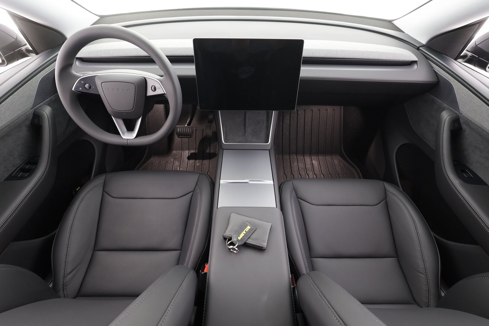 Tesla Model Y 2025 Long Range - | Juniper | Koukku | ACC | ILP | Matrix | Ilm. sähkönahat | Muistipenkki | Takanäyttö | Lasikatto | Ambient light | 1-om suomiauto | 2x renkaat aluin |