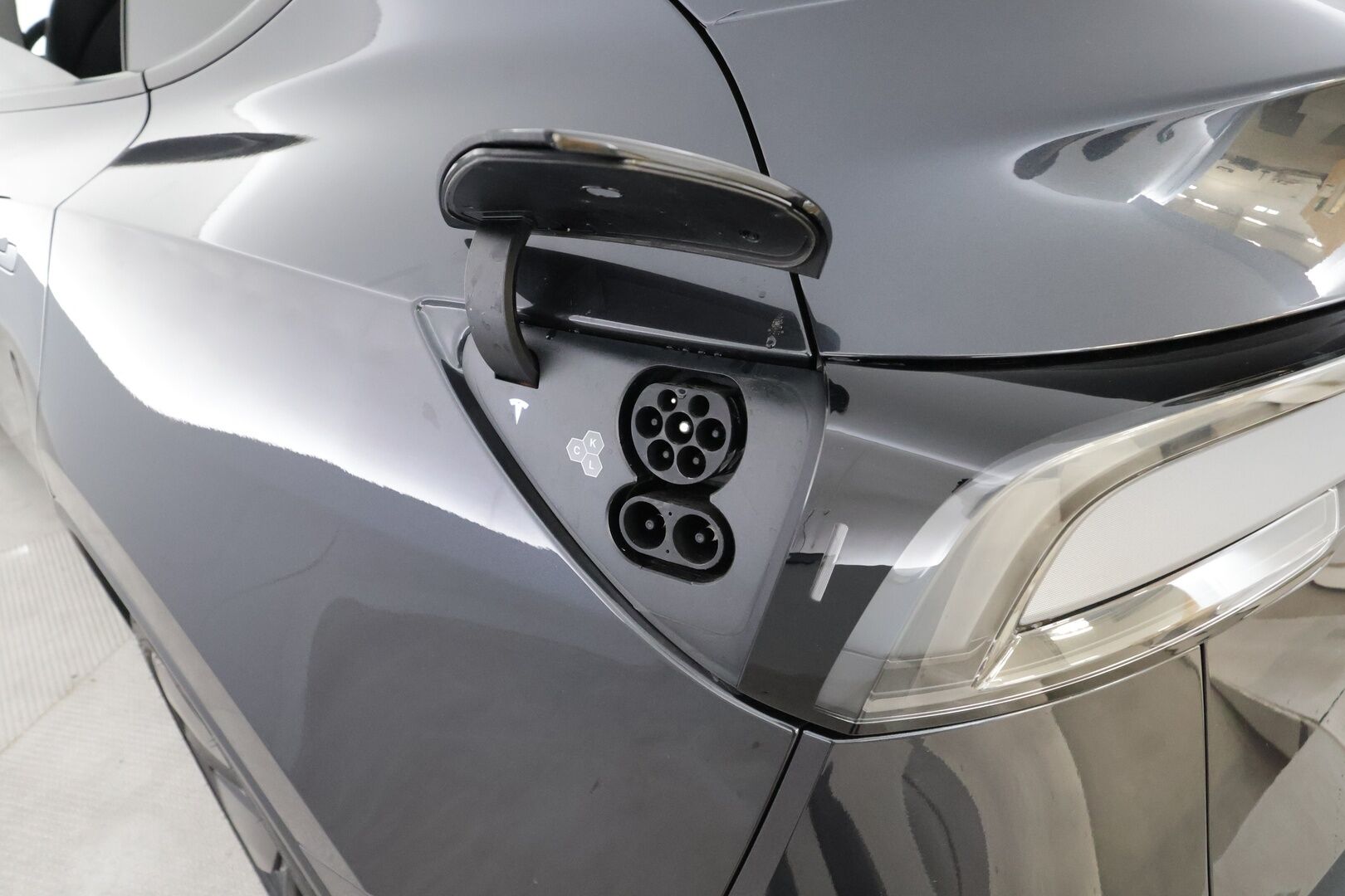 Tesla Model Y 2025 Long Range - | Juniper | Koukku | ACC | ILP | Matrix | Ilm. sähkönahat | Muistipenkki | Takanäyttö | Lasikatto | Ambient light | 1-om suomiauto | 2x renkaat aluin |