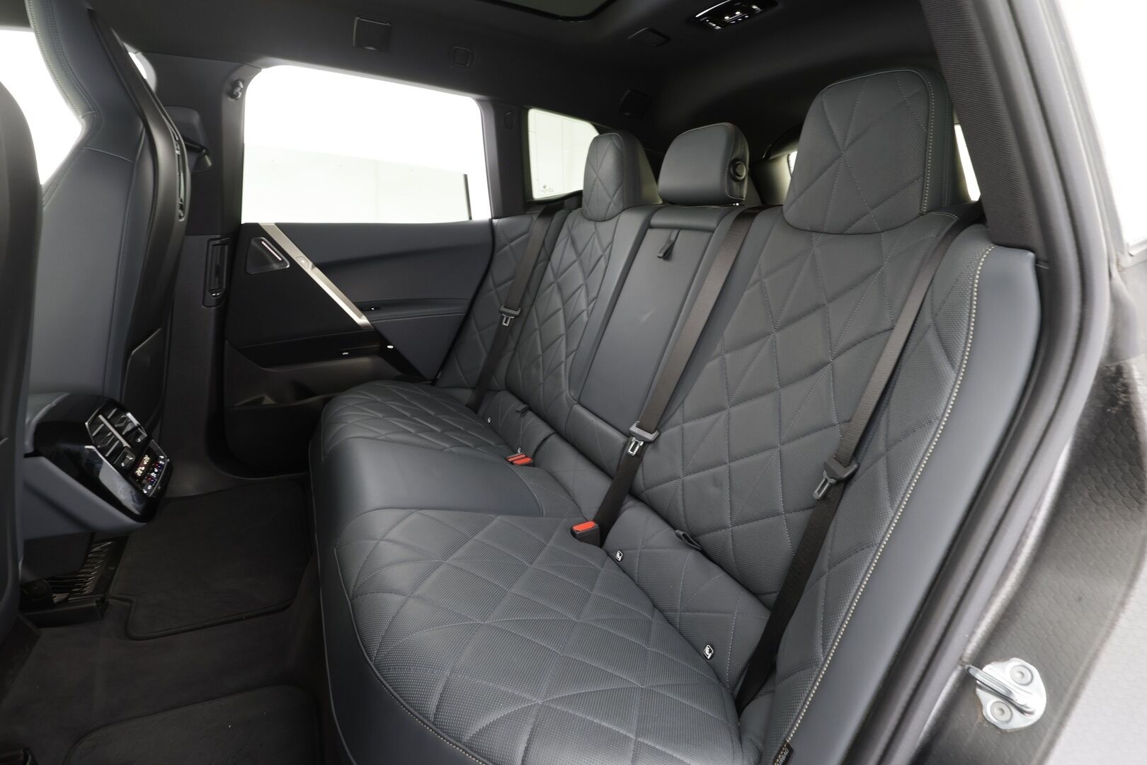 BMW iX 2022 xDrive50 - | ACC | Lisälämmitin | Koukku | B&W| Laser Light | HUD | Ilma-alusta | Softclose | Sky Lounge | Widescreen | 360-Kamera | Ilmastoidut muisti nahat | Comfort Access | Merkkihuollettu |
