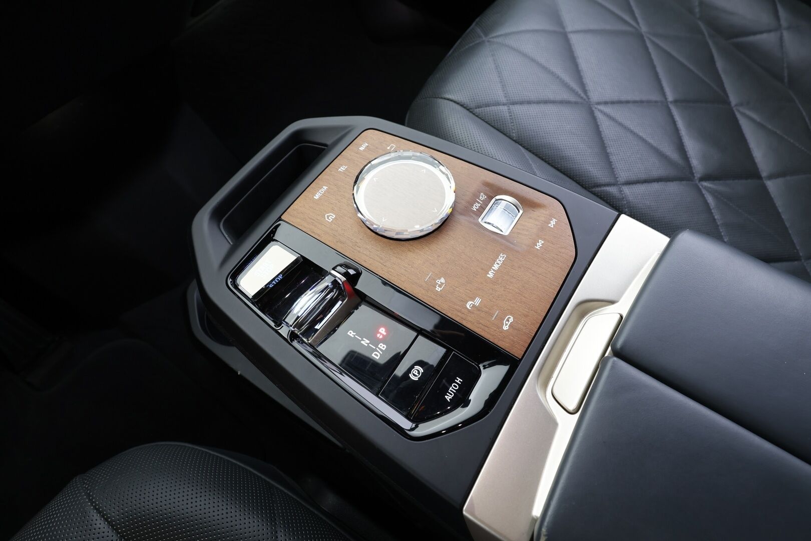 BMW iX 2022 xDrive50 - | ACC | Lisälämmitin | Koukku | B&W| Laser Light | HUD | Ilma-alusta | Softclose | Sky Lounge | Widescreen | 360-Kamera | Ilmastoidut muisti nahat | Comfort Access | Merkkihuollettu |