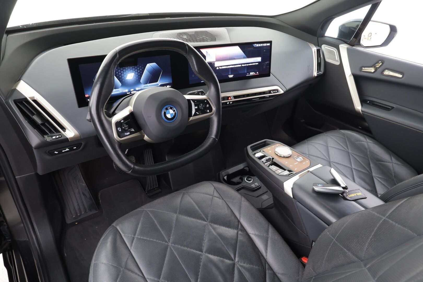BMW iX 2022 xDrive50 - | ACC | Lisälämmitin | Koukku | B&W| Laser Light | HUD | Ilma-alusta | Softclose | Sky Lounge | Widescreen | 360-Kamera | Ilmastoidut muisti nahat | Comfort Access | Merkkihuollettu |