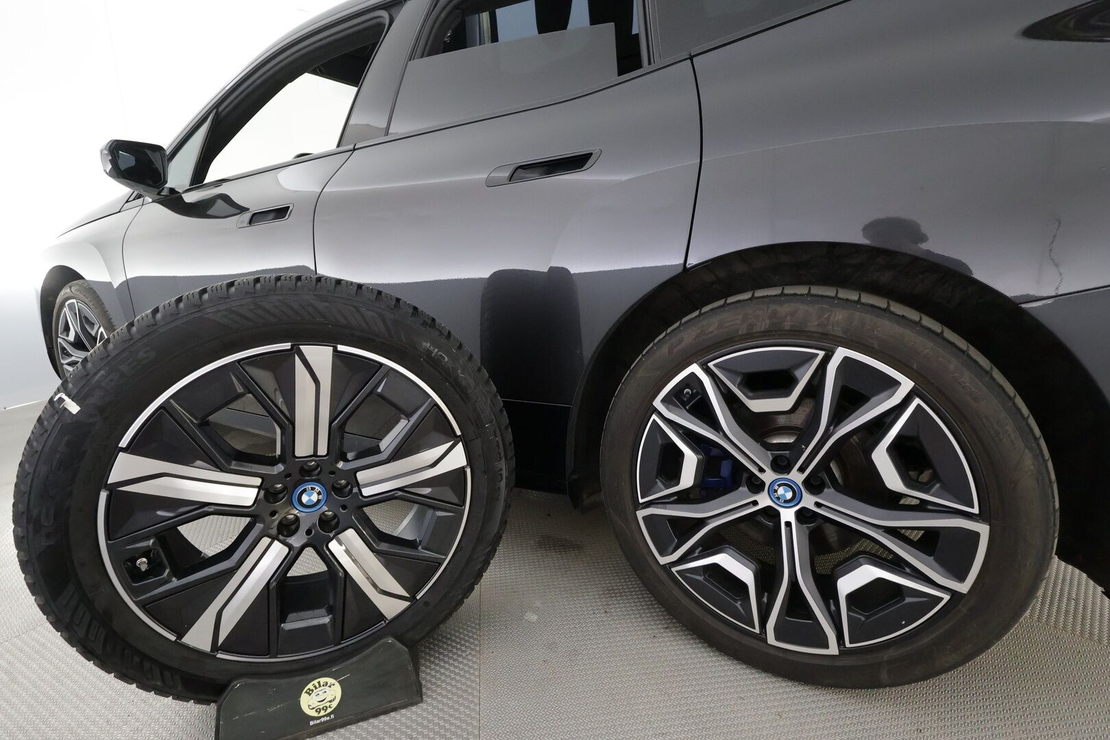 BMW iX 2022 xDrive50 - | ACC | Lisälämmitin | Koukku | B&W| Laser Light | HUD | Ilma-alusta | Softclose | Sky Lounge | Widescreen | 360-Kamera | Ilmastoidut muisti nahat | Comfort Access | Merkkihuollettu |