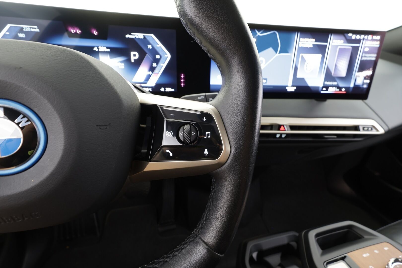 BMW iX 2022 xDrive50 - | ACC | Lisälämmitin | Koukku | B&W| Laser Light | HUD | Ilma-alusta | Softclose | Sky Lounge | Widescreen | 360-Kamera | Ilmastoidut muisti nahat | Comfort Access | Merkkihuollettu |