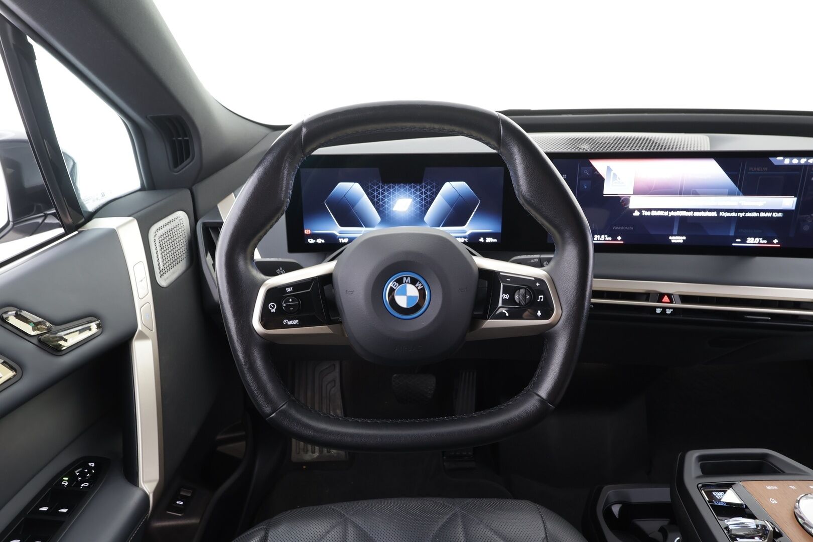 BMW iX 2022 xDrive50 - | ACC | Lisälämmitin | Koukku | B&W| Laser Light | HUD | Ilma-alusta | Softclose | Sky Lounge | Widescreen | 360-Kamera | Ilmastoidut muisti nahat | Comfort Access | Merkkihuollettu |