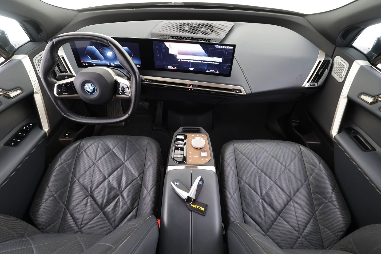 BMW iX 2022 xDrive50 - | ACC | Lisälämmitin | Koukku | B&W| Laser Light | HUD | Ilma-alusta | Softclose | Sky Lounge | Widescreen | 360-Kamera | Ilmastoidut muisti nahat | Comfort Access | Merkkihuollettu |
