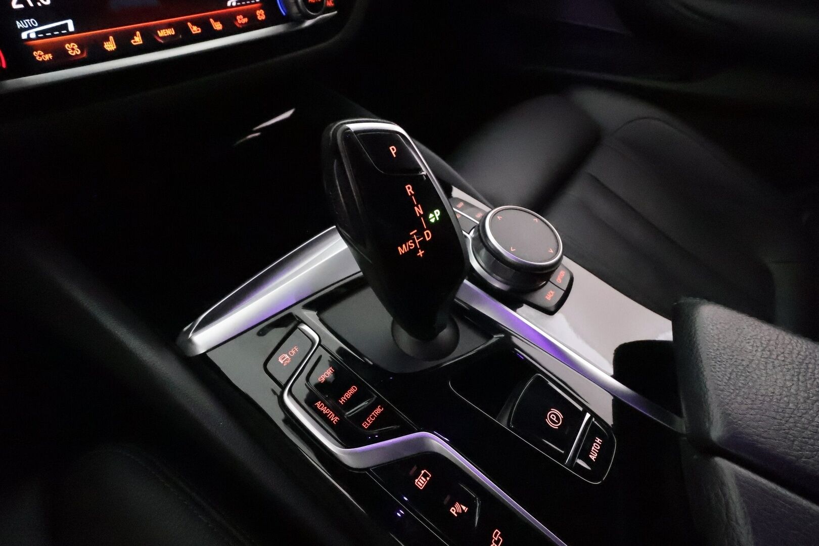 BMW 530E 2021 G31 Touring 530e xDrive * Adapt.Vakkari / Laser LED / Harman & Kardon / Muistipenkit Hieronnalla / 360-Kamera / Comfort Access - Akku kuntotarkastettu SoH 98,6& / Ilmastoidut Sporttinahat / Supervarusteet!!