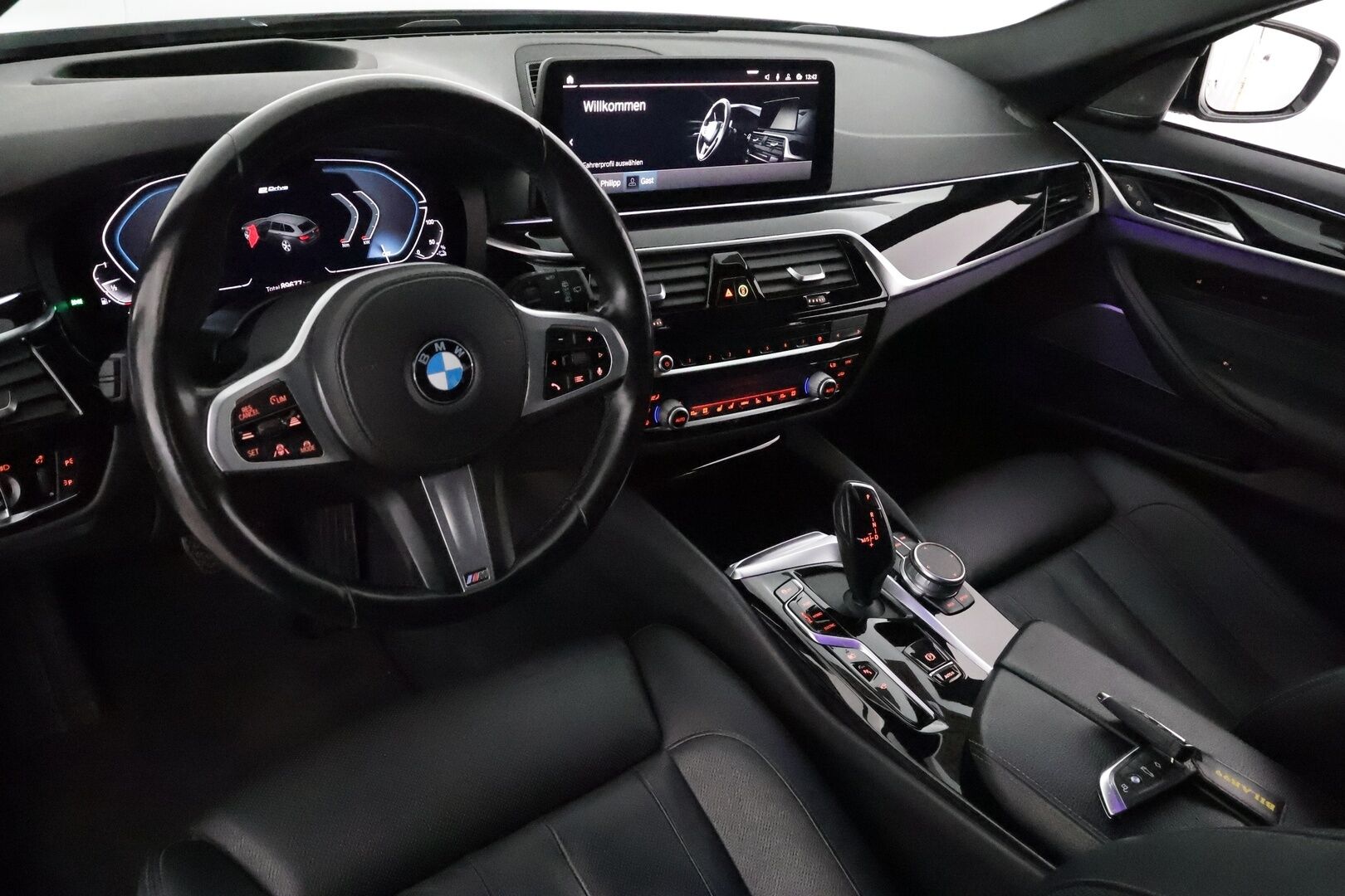 BMW 530E 2021 G31 Touring 530e xDrive * Adapt.Vakkari / Laser LED / Harman & Kardon / Muistipenkit Hieronnalla / 360-Kamera / Comfort Access - Akku kuntotarkastettu SoH 98,6& / Ilmastoidut Sporttinahat / Supervarusteet!!