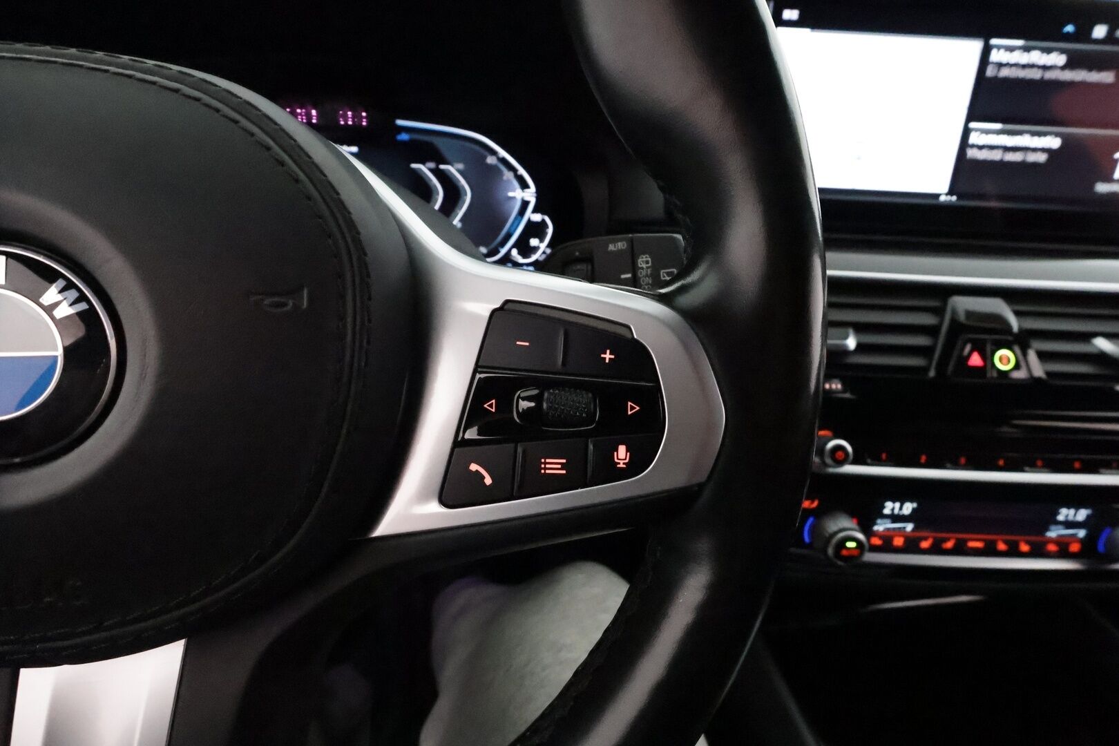 BMW 530E 2021 G31 Touring 530e xDrive * Adapt.Vakkari / Laser LED / Harman & Kardon / Muistipenkit Hieronnalla / 360-Kamera / Comfort Access - Akku kuntotarkastettu SoH 98,6& / Ilmastoidut Sporttinahat / Supervarusteet!!