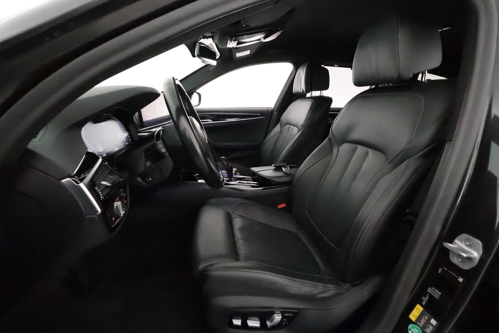 BMW 530E 2021 G31 Touring 530e xDrive * Adapt.Vakkari / Laser LED / Harman & Kardon / Muistipenkit Hieronnalla / 360-Kamera / Comfort Access - Akku kuntotarkastettu SoH 98,6& / Ilmastoidut Sporttinahat / Supervarusteet!!