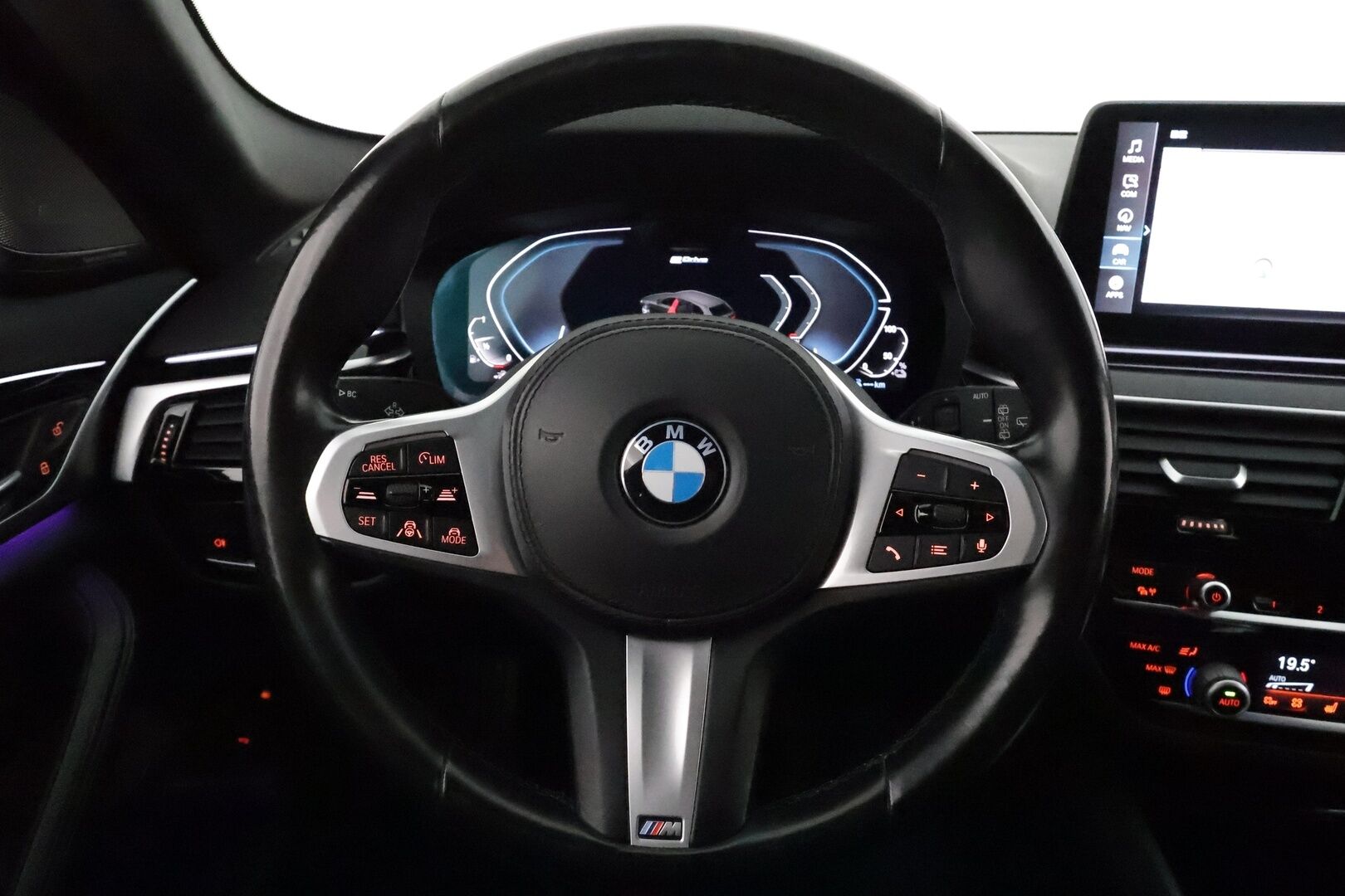 BMW 530E 2021 G31 Touring 530e xDrive * Adapt.Vakkari / Laser LED / Harman & Kardon / Muistipenkit Hieronnalla / 360-Kamera / Comfort Access - Akku kuntotarkastettu SoH 98,6& / Ilmastoidut Sporttinahat / Supervarusteet!!