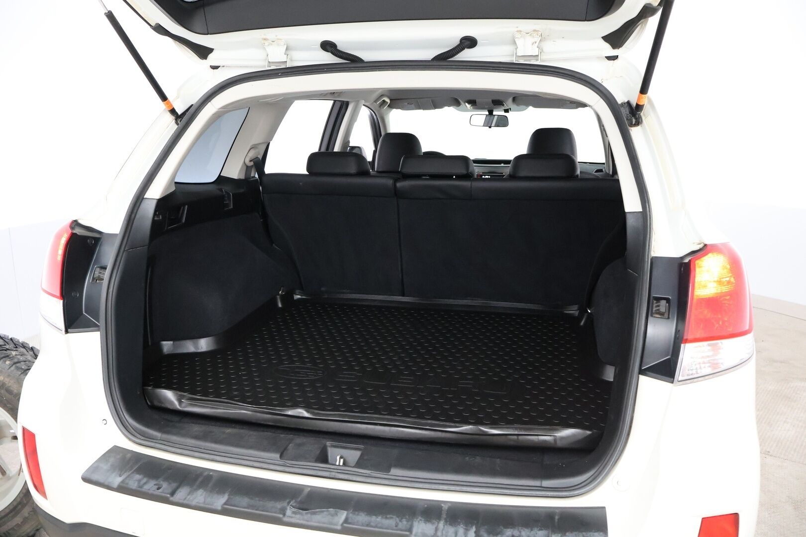 Subaru Outback 2011 2,5i UA 6MT Business - Suomiauto / Nahkasisusta / Lohko & Sisäpistoke / Xenon / Vakkari / Muistipenkki / 2x Fiksut renkaat / Upeasti huollettu!