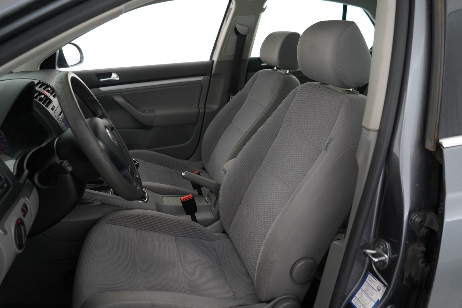 Volkswagen Jetta 2005 1.6 Sedan - YritysOutlet - Myydään vain yrityksille - KATSO MIHIN HINTAAN!  |  2x renkaat | Suomi-auto | Kahdet avaimet