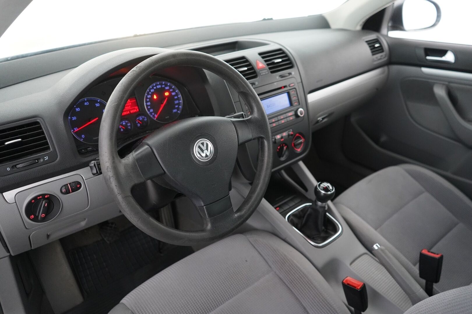 Volkswagen Jetta 2005 1.6 Sedan - YritysOutlet - Myydään vain yrityksille - KATSO MIHIN HINTAAN!  |  2x renkaat | Suomi-auto | Kahdet avaimet