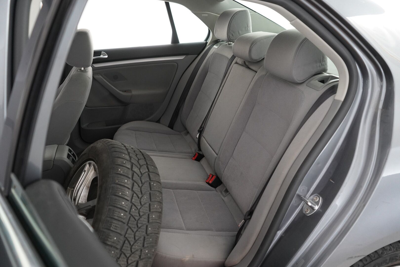 Volkswagen Jetta 2005 1.6 Sedan - YritysOutlet - Myydään vain yrityksille - KATSO MIHIN HINTAAN!  |  2x renkaat | Suomi-auto | Kahdet avaimet
