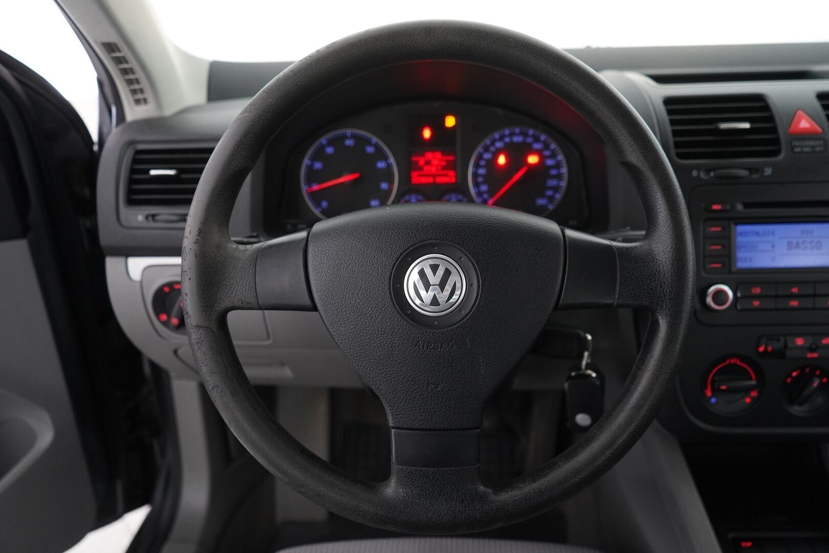 Volkswagen Jetta 2005 1.6 Sedan - YritysOutlet - Myydään vain yrityksille - KATSO MIHIN HINTAAN!  |  2x renkaat | Suomi-auto | Kahdet avaimet