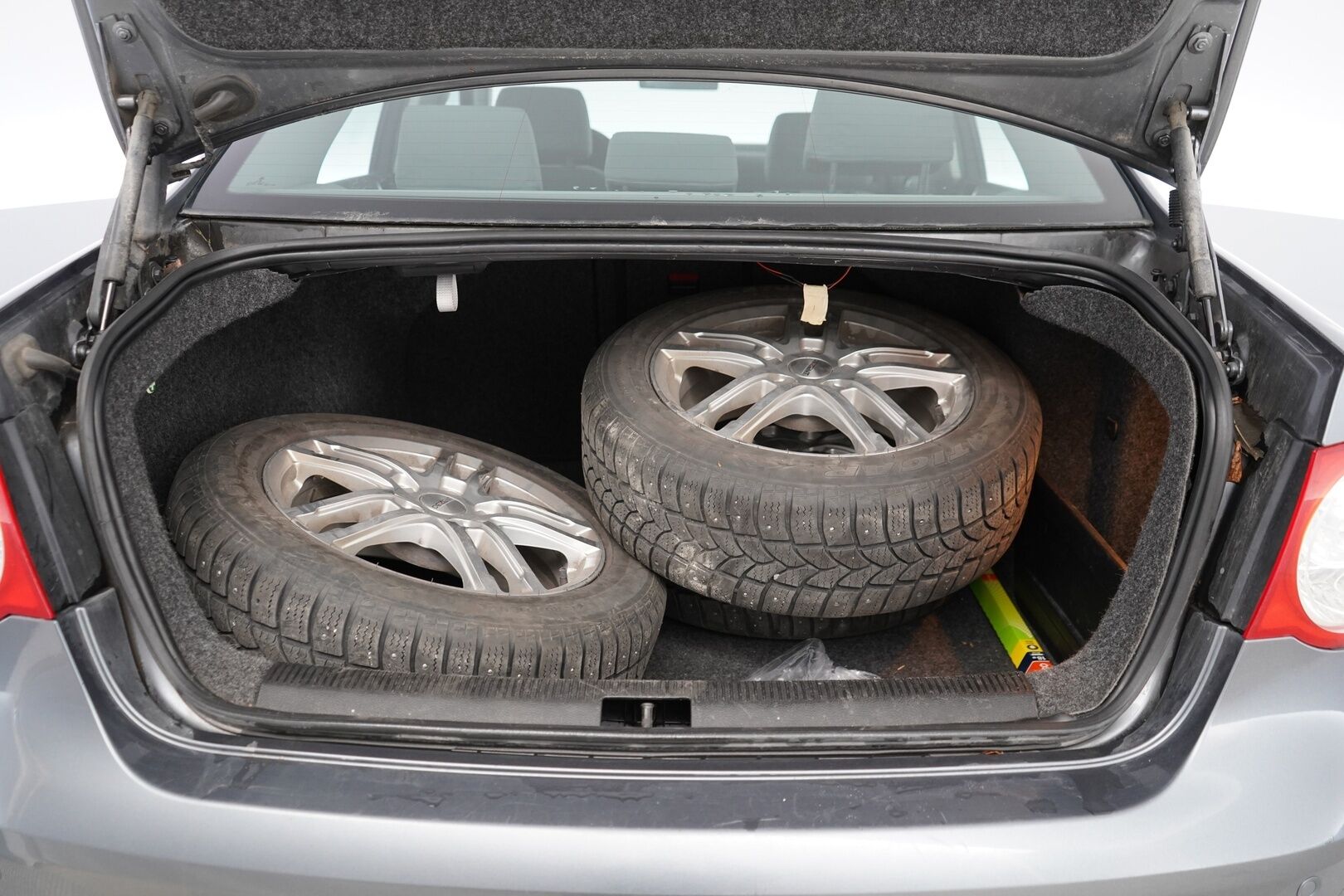 Volkswagen Jetta 2005 1.6 Sedan - YritysOutlet - Myydään vain yrityksille - KATSO MIHIN HINTAAN!  |  2x renkaat | Suomi-auto | Kahdet avaimet