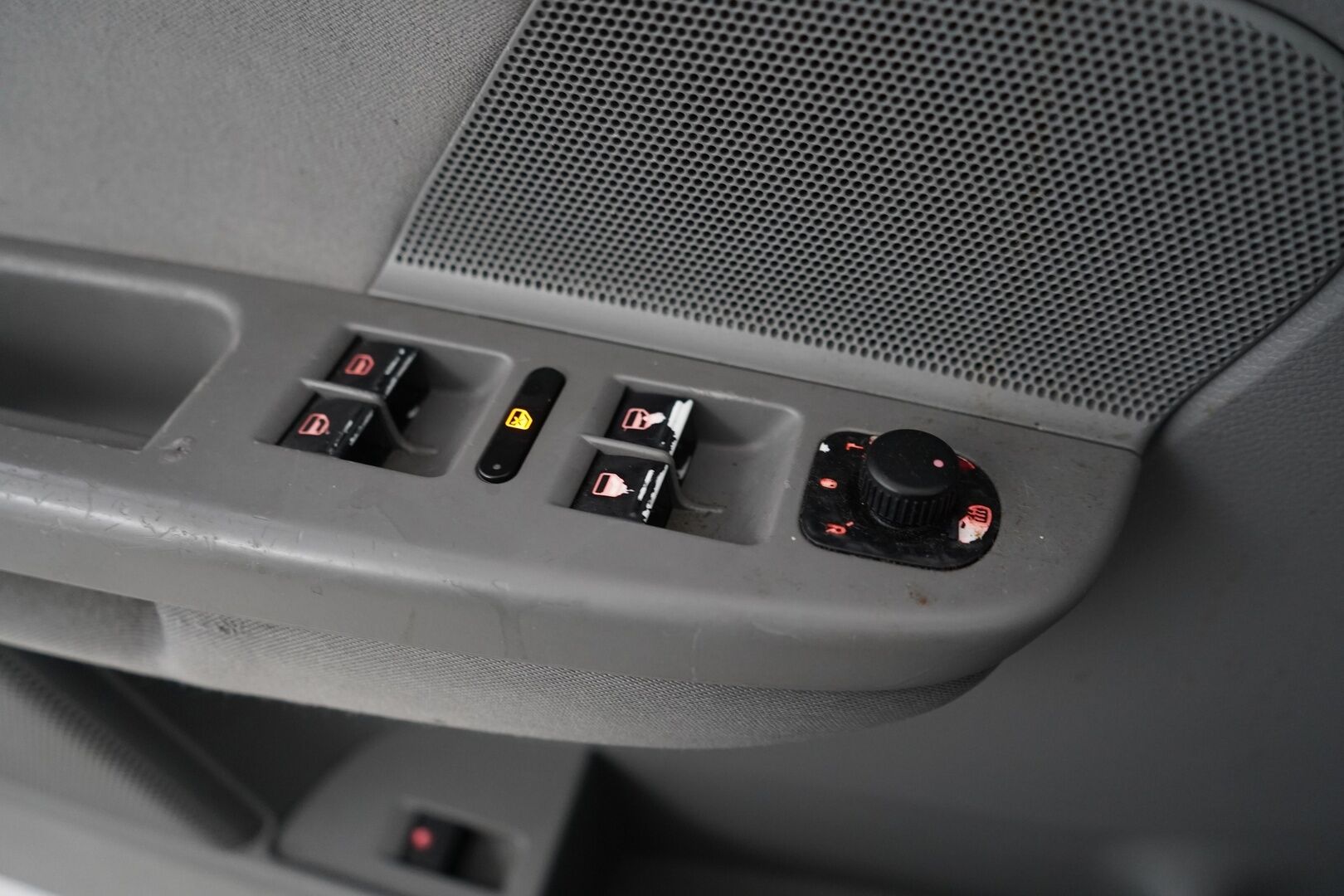 Volkswagen Jetta 2005 1.6 Sedan - YritysOutlet - Myydään vain yrityksille - KATSO MIHIN HINTAAN!  |  2x renkaat | Suomi-auto | Kahdet avaimet