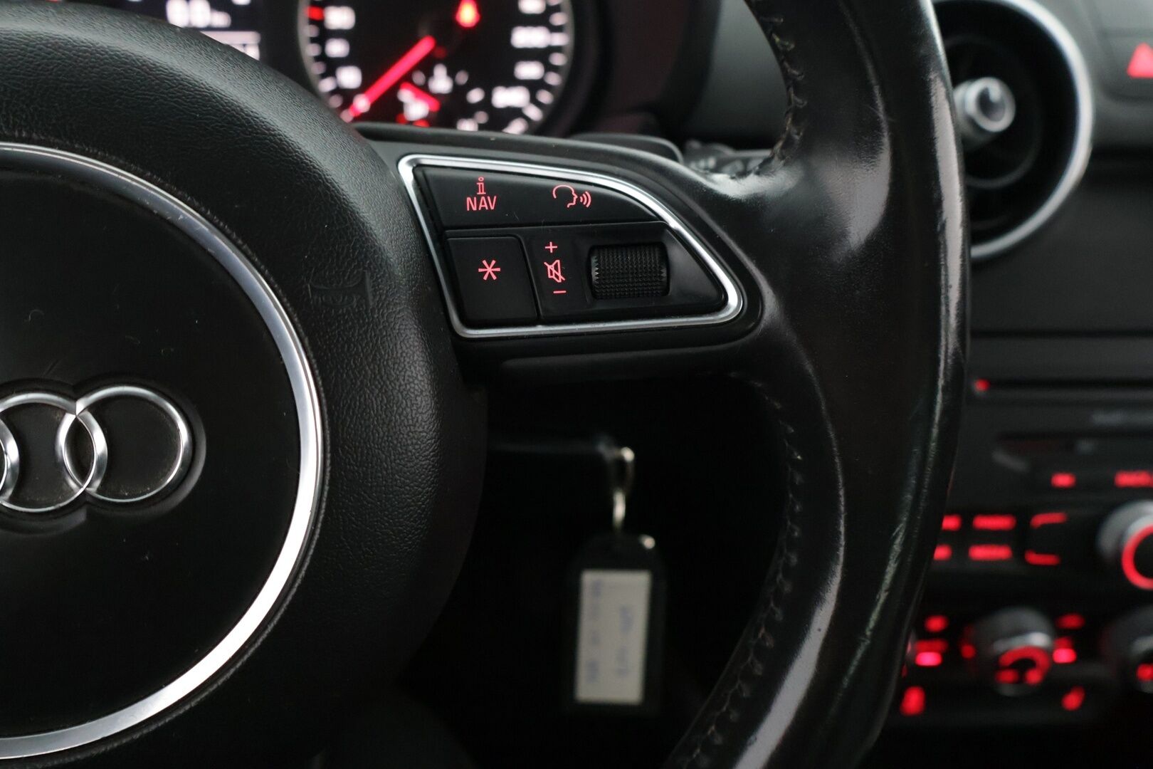 Audi A1 2012 Ambition 1,4 TFSI 90 kW S tronic - *Suomi-auto / Juuri huollettu / Lohkolämmitin sisäpuhaltimella / Xenon / BT / Vakionopeudensäädin / 2x renkaat alumiinivantein*
