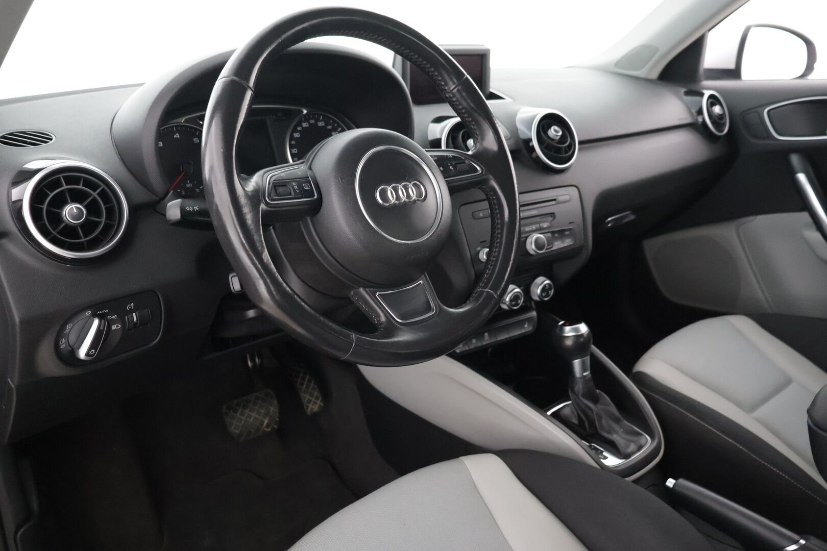 Audi A1 2012 Ambition 1,4 TFSI 90 kW S tronic - *Suomi-auto / Juuri huollettu / Lohkolämmitin sisäpuhaltimella / Xenon / BT / Vakionopeudensäädin / 2x renkaat alumiinivantein*