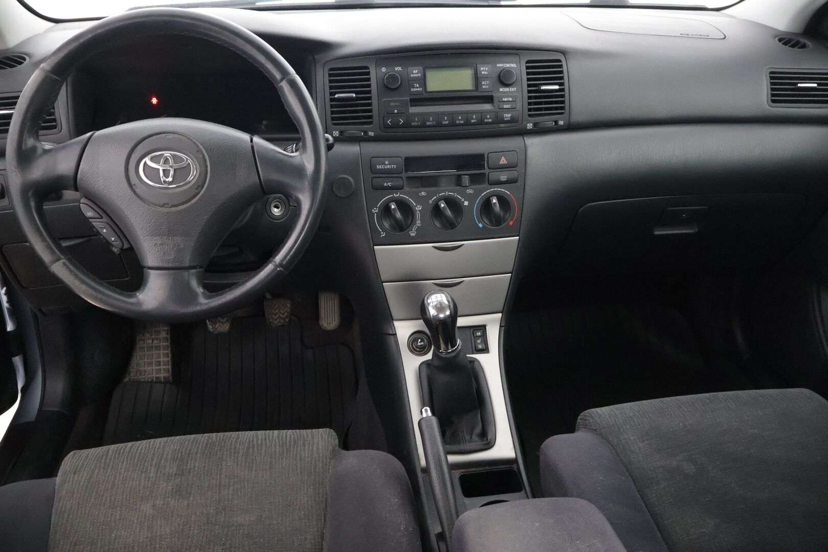 Toyota Corolla 2003 4D SEDAN 1.6 *MYYDÄÄN HUUTOKAUPAT.COM*