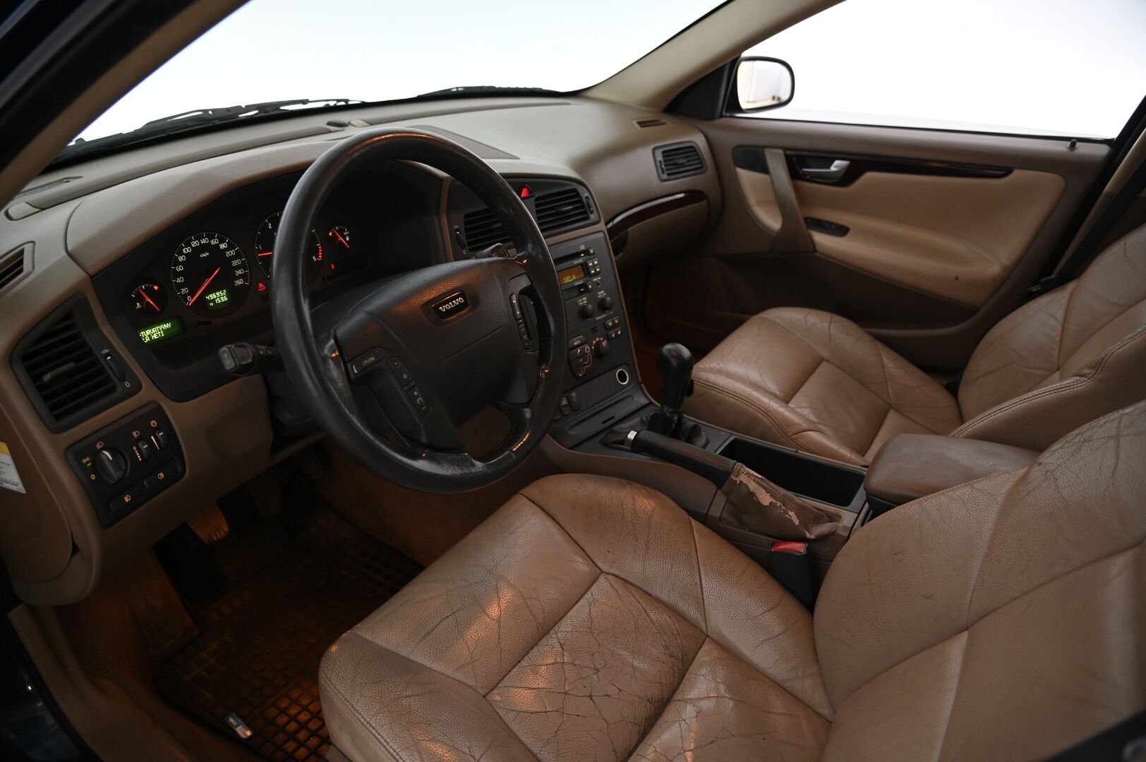 Volvo V70 2002 *Myydään Huutokaupat.com*