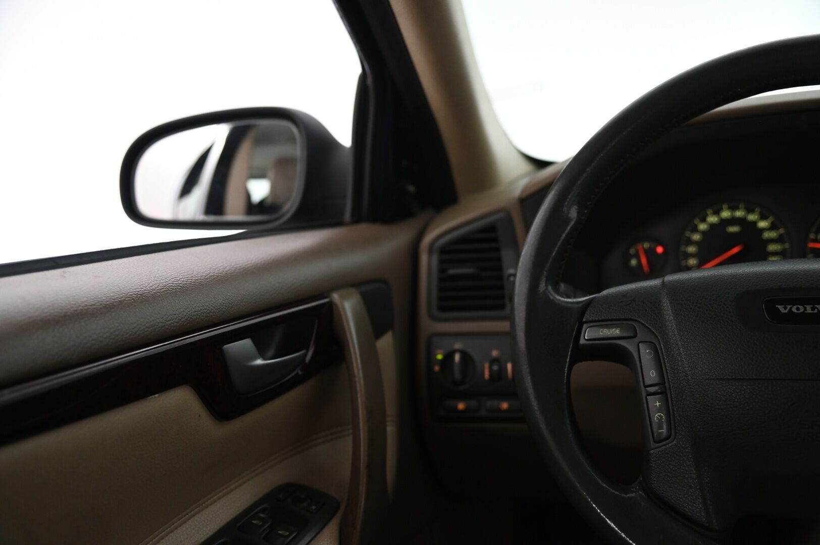 Volvo V70 2002 *Myydään Huutokaupat.com*