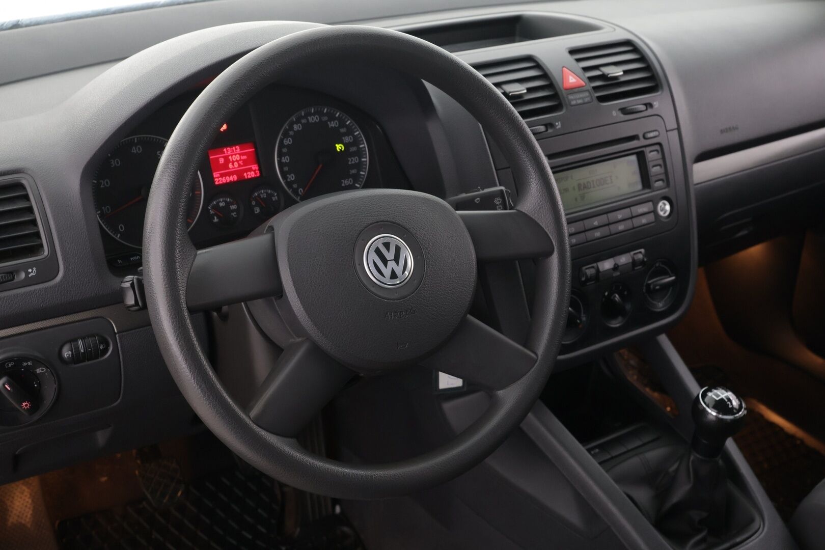 Volkswagen Golf 2004 4D GOLF HATCHBACK 1.6-1K/258 / Siisti! / Pitkä Leima! / Penkinlämmittimet / Tutkat / Suomi Auto! / *Yritys Outlet- Myydään vain yrityksille! /