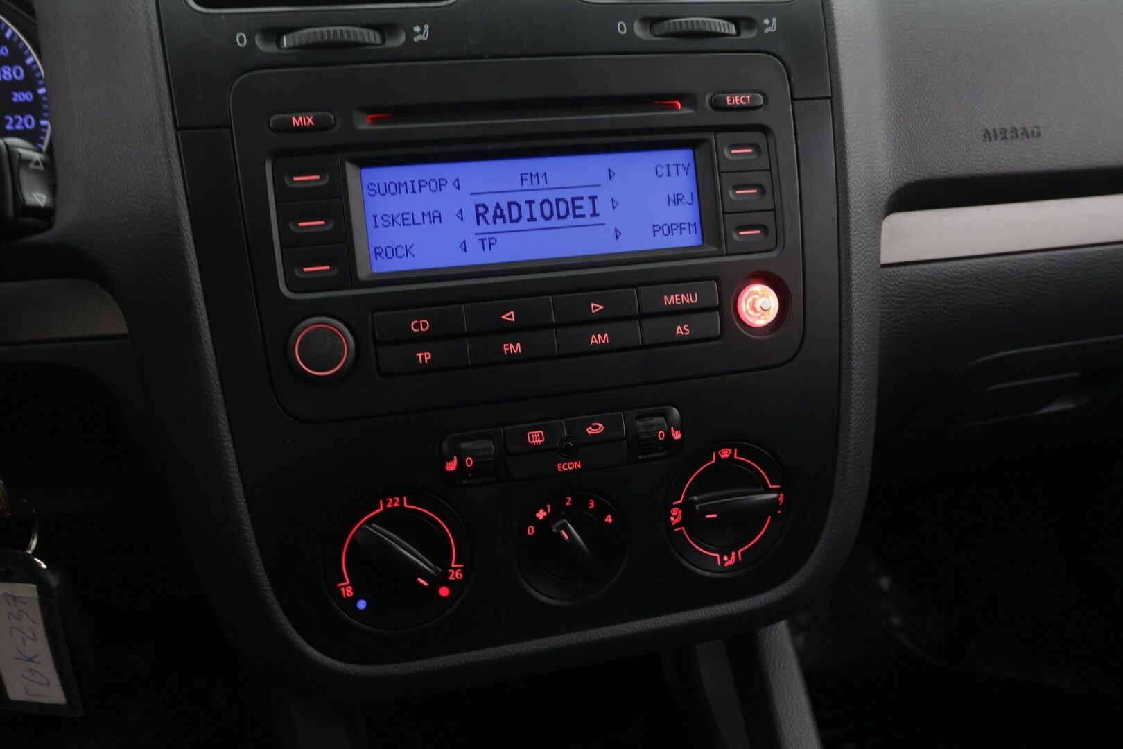 Volkswagen Golf 2004 4D GOLF HATCHBACK 1.6-1K/258 / Siisti! / Pitkä Leima! / Penkinlämmittimet / Tutkat / Suomi Auto! / *Yritys Outlet- Myydään vain yrityksille! /