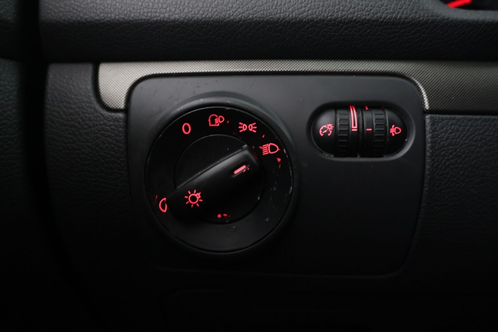 Volkswagen Golf 2004 4D GOLF HATCHBACK 1.6-1K/258 / Siisti! / Pitkä Leima! / Penkinlämmittimet / Tutkat / Suomi Auto! / *Yritys Outlet- Myydään vain yrityksille! /