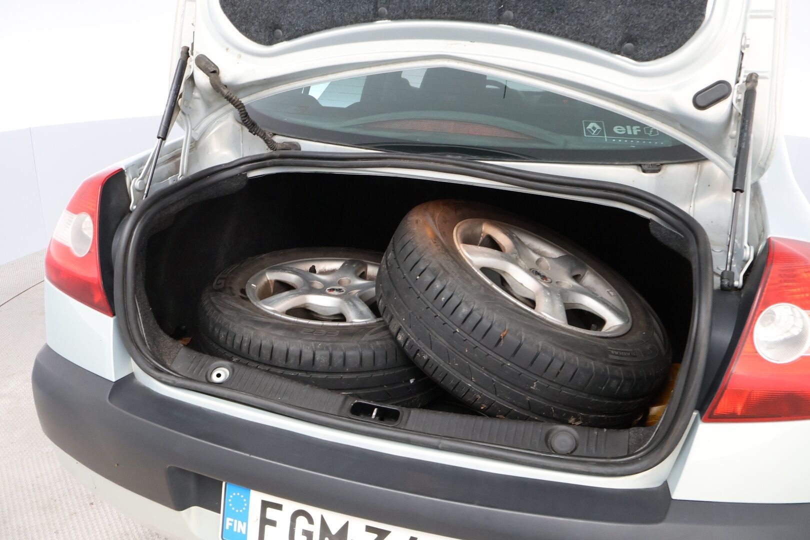 Renault Megane 2004 - YritysOutlet - Myydään vain yrityksille - Tämä auto myydään YritysOutlet -valikoimasta vain yritykselle!