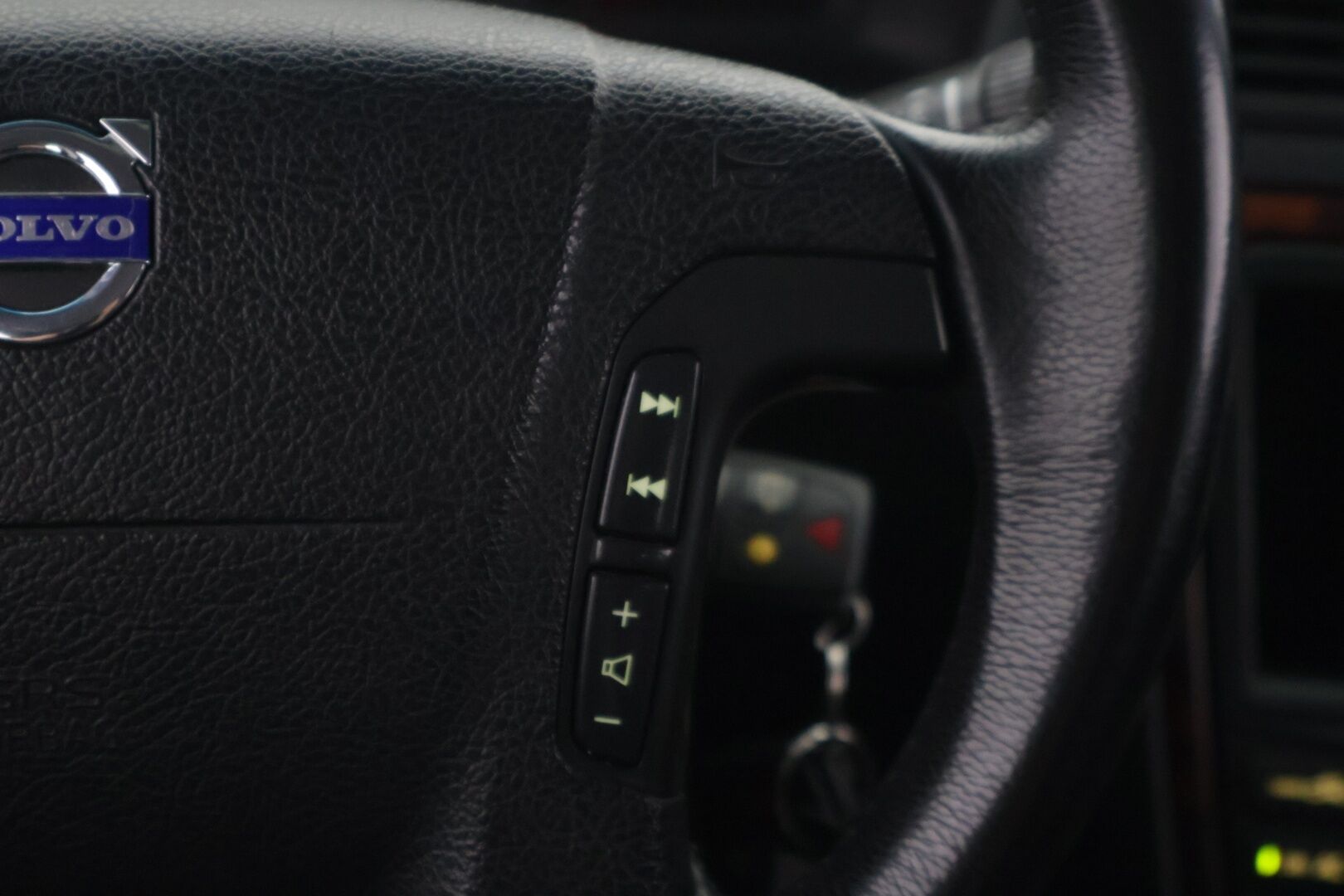 Volvo V70 2004 5D V70 STW 2.5T * YritysOutlet - Myydään vain yrityksille* - *Suomi-auto / Nahkasisusta / Lohko / Automaatti / Ryhdikäs*