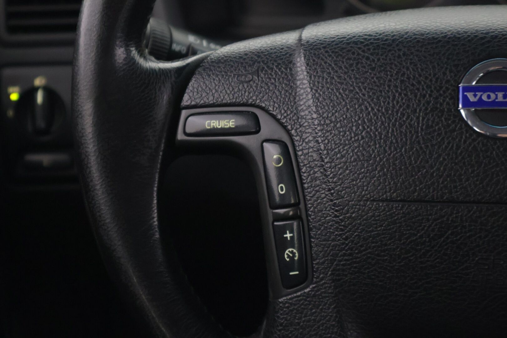 Volvo V70 2004 5D V70 STW 2.5T * YritysOutlet - Myydään vain yrityksille* - *Suomi-auto / Nahkasisusta / Lohko / Automaatti / Ryhdikäs*