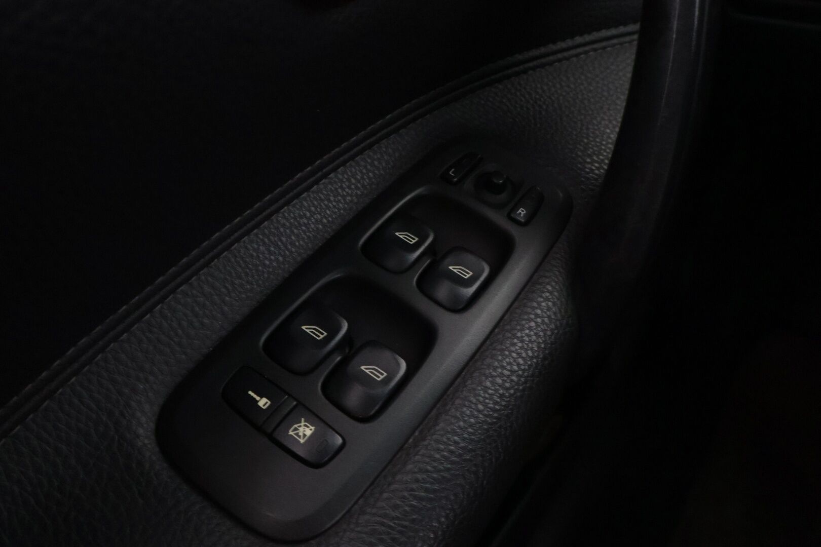 Volvo V70 2004 5D V70 STW 2.5T * YritysOutlet - Myydään vain yrityksille* - *Suomi-auto / Nahkasisusta / Lohko / Automaatti / Ryhdikäs*