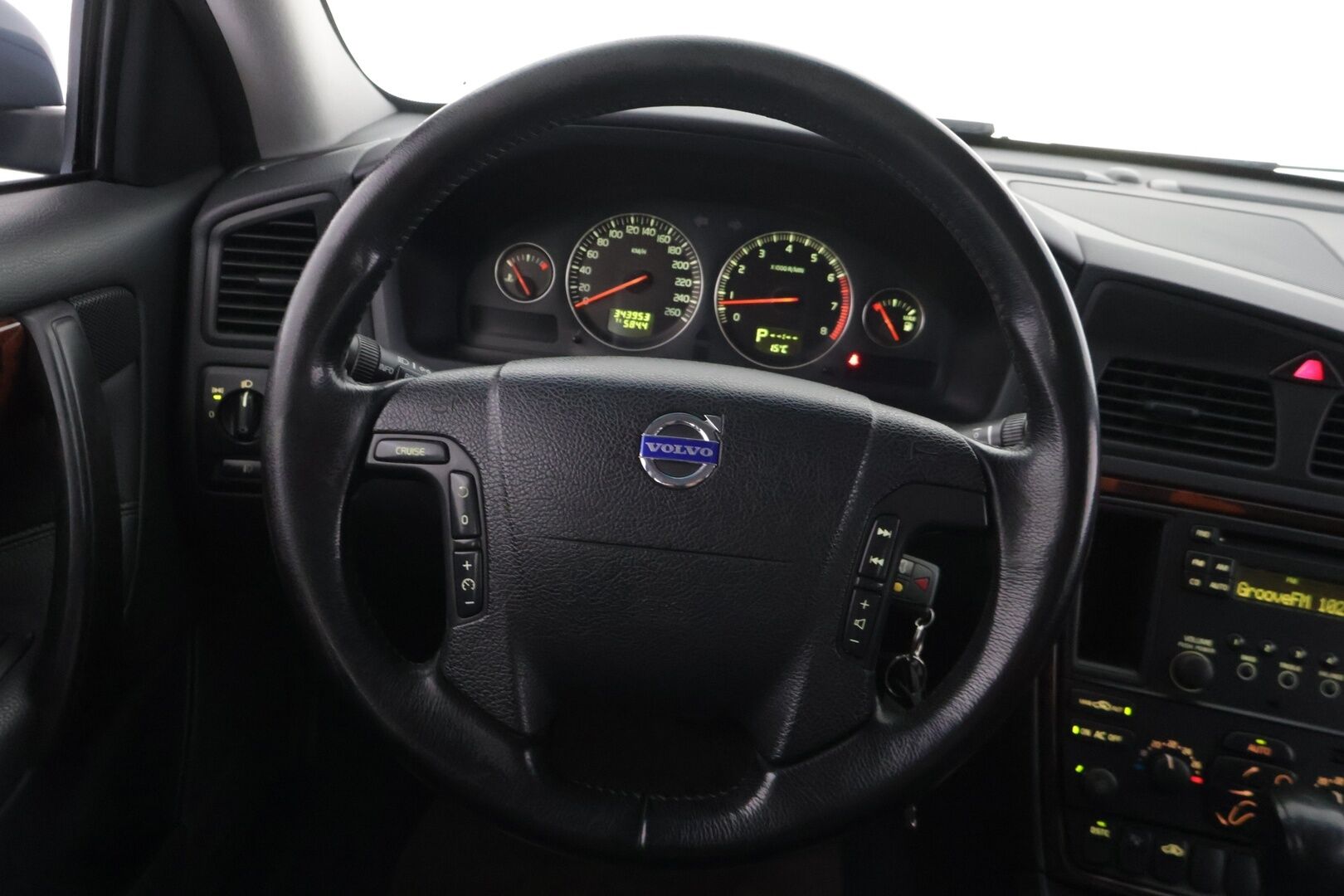 Volvo V70 2004 5D V70 STW 2.5T * YritysOutlet - Myydään vain yrityksille* - *Suomi-auto / Nahkasisusta / Lohko / Automaatti / Ryhdikäs*