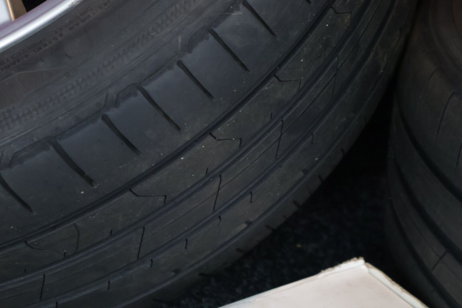 Volvo V70 2004 5D V70 STW 2.5T * YritysOutlet - Myydään vain yrityksille* - *Suomi-auto / Nahkasisusta / Lohko / Automaatti / Ryhdikäs*