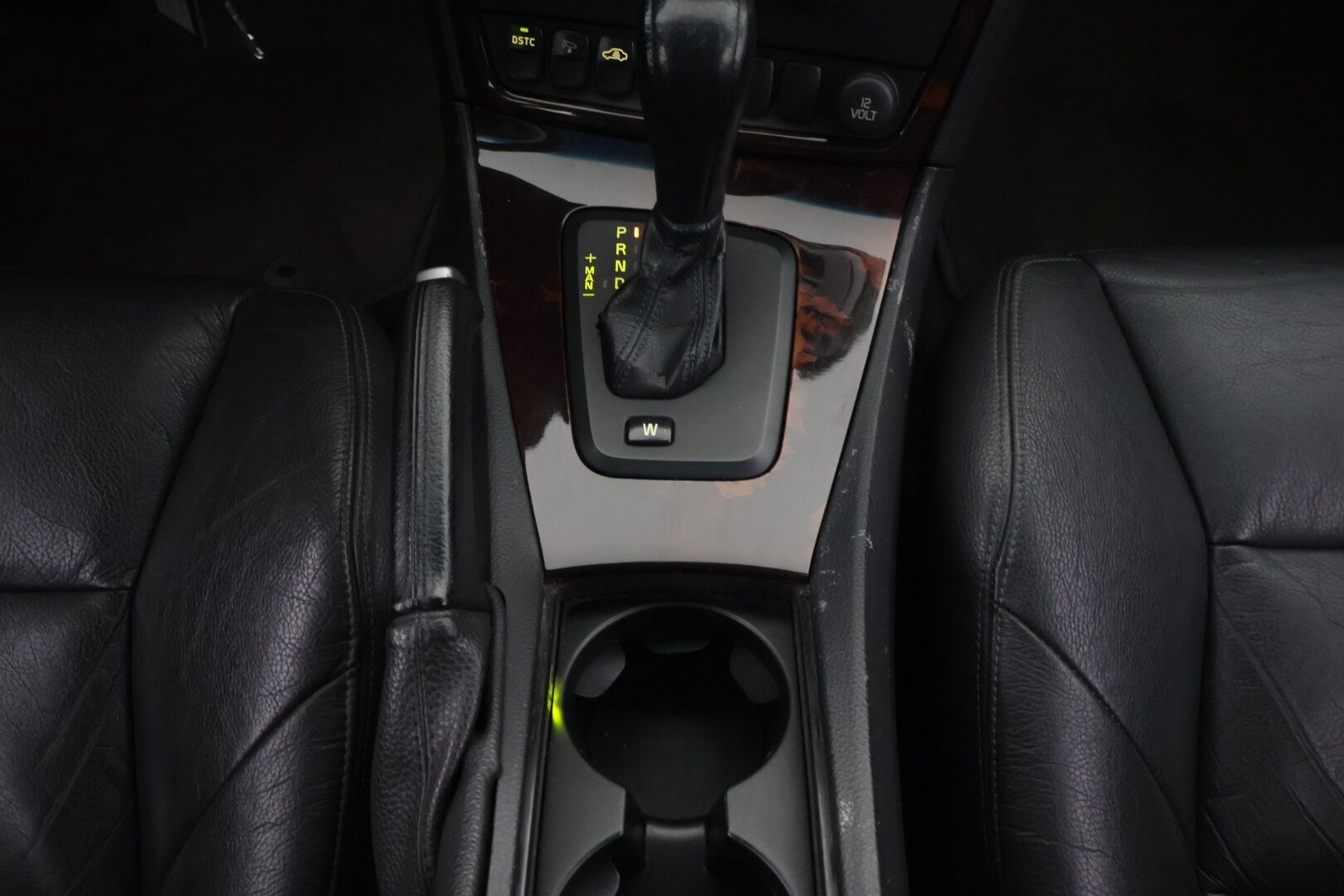 Volvo V70 2004 5D V70 STW 2.5T * YritysOutlet - Myydään vain yrityksille* - *Suomi-auto / Nahkasisusta / Lohko / Automaatti / Ryhdikäs*