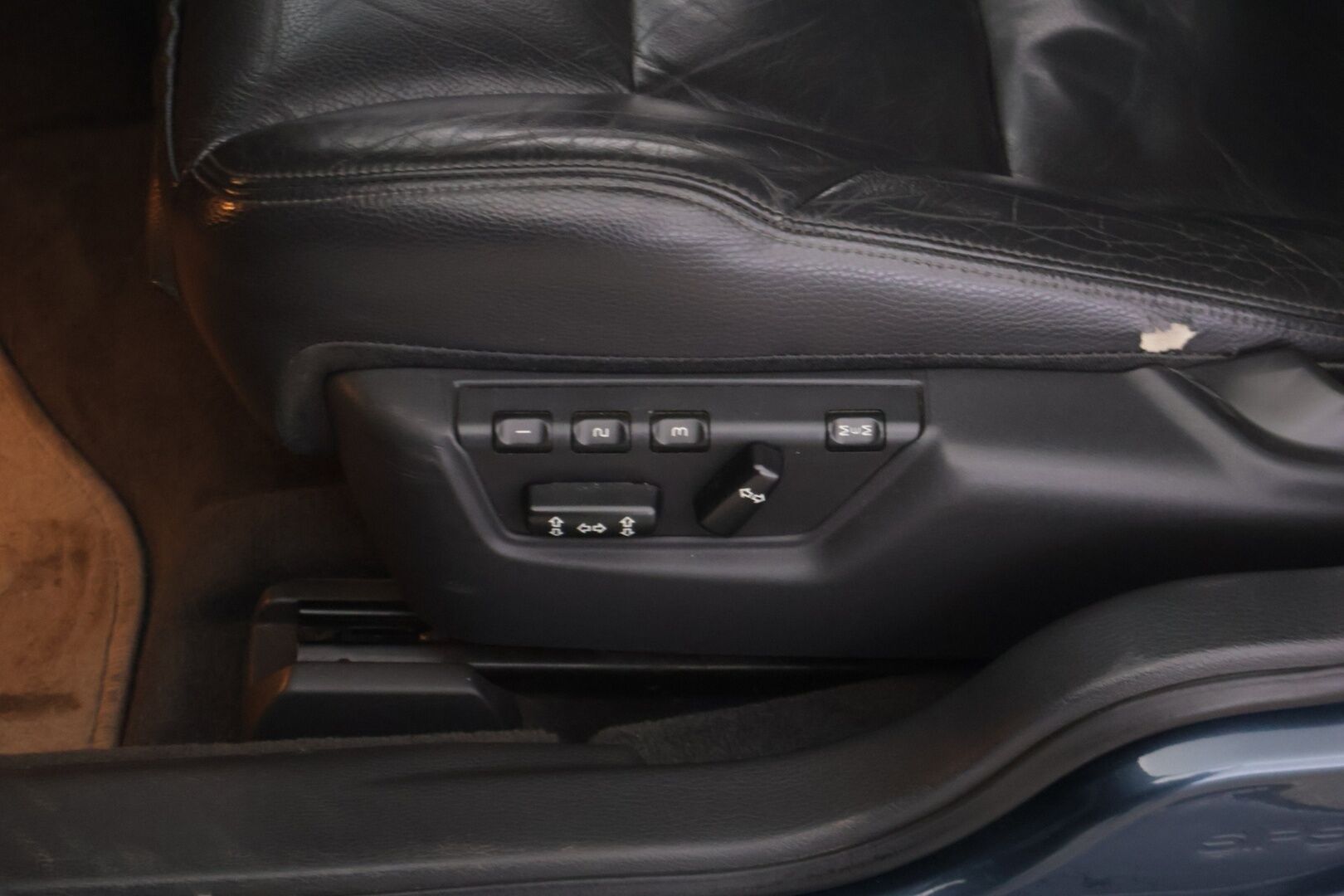 Volvo V70 2004 5D V70 STW 2.5T * YritysOutlet - Myydään vain yrityksille* - *Suomi-auto / Nahkasisusta / Lohko / Automaatti / Ryhdikäs*