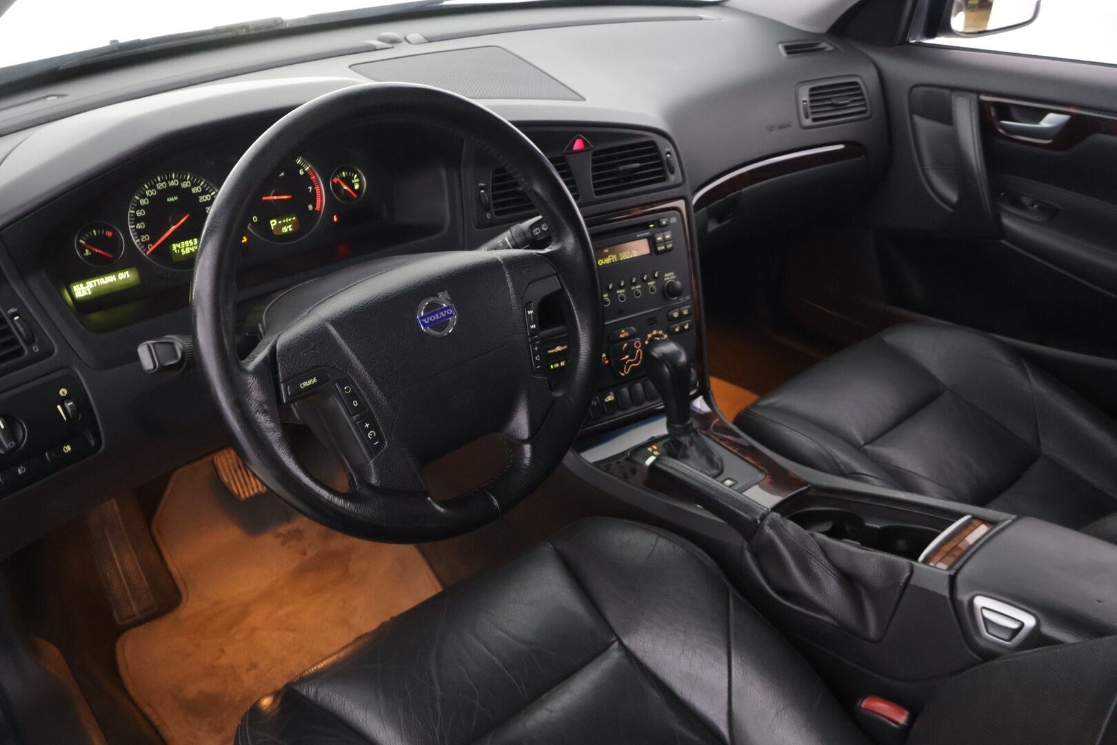 Volvo V70 2004 5D V70 STW 2.5T * YritysOutlet - Myydään vain yrityksille* - *Suomi-auto / Nahkasisusta / Lohko / Automaatti / Ryhdikäs*