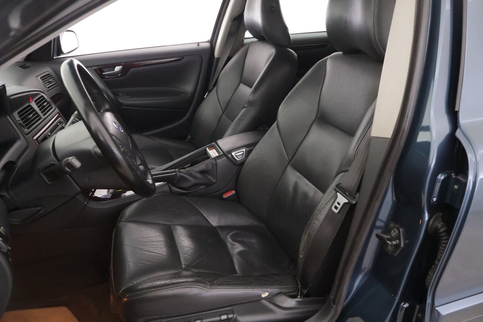 Volvo V70 2004 5D V70 STW 2.5T * YritysOutlet - Myydään vain yrityksille* - *Suomi-auto / Nahkasisusta / Lohko / Automaatti / Ryhdikäs*