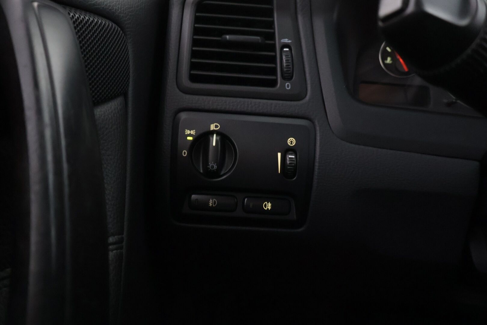 Volvo V70 2004 5D V70 STW 2.5T * YritysOutlet - Myydään vain yrityksille* - *Suomi-auto / Nahkasisusta / Lohko / Automaatti / Ryhdikäs*